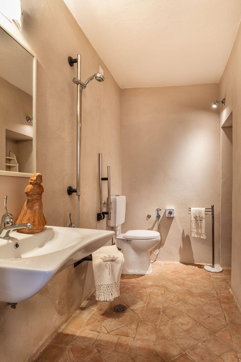 agriturismo-la-papessa-chianti-san-donato-farmhouse-azalea-bathroom