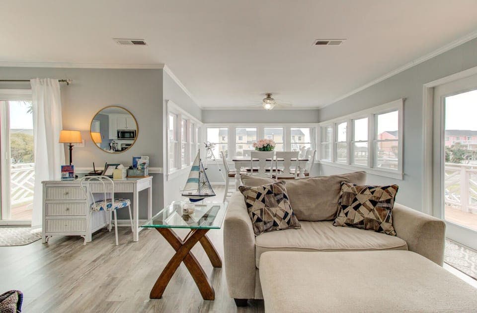 Cozy Kure-Dining Room and Living Room