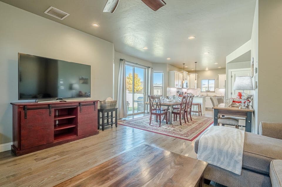 A room that holds onto warmth, even after the sun’s gone.