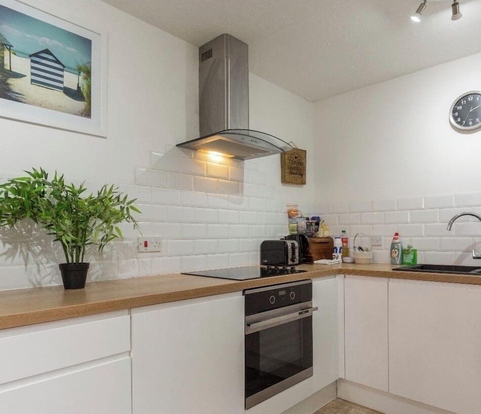 Fully fitted white gloss kitchen, wahser dryers, dishwashers, fridge /freezer 