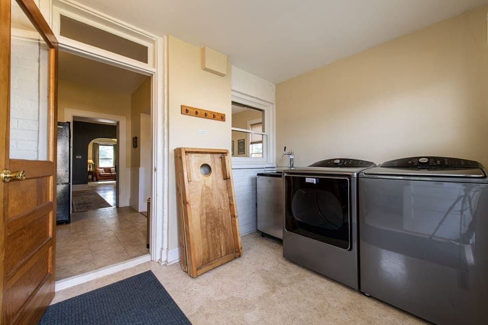 Laundry Area
•Full-Size Washer/Dryer