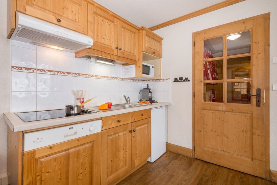 Fully equipped kitchen with a dishwasher