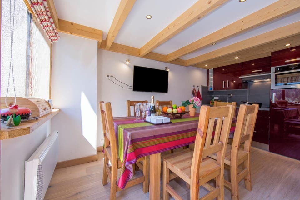 Open plan kitchen & dining area
