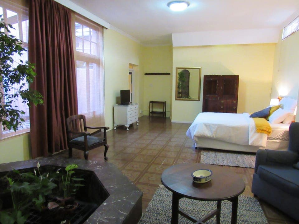  Main Bedroom with private salon 