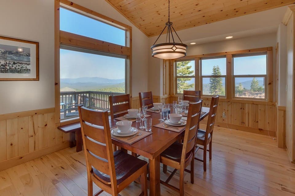 Spacious dining area, views!