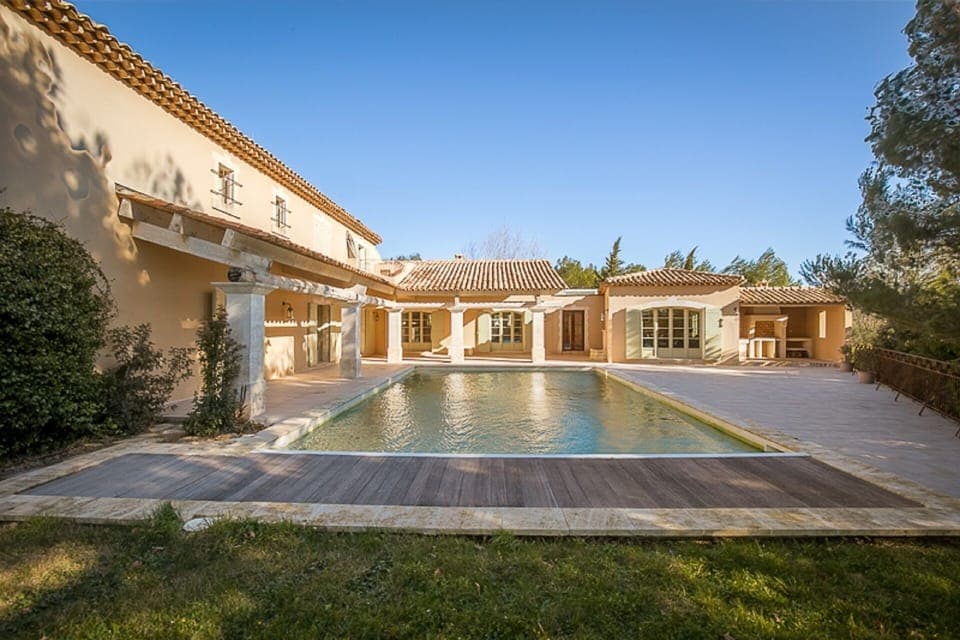 Grande villa et son parc. Un boutique-hotel de luxe...mais privé. Au calme.