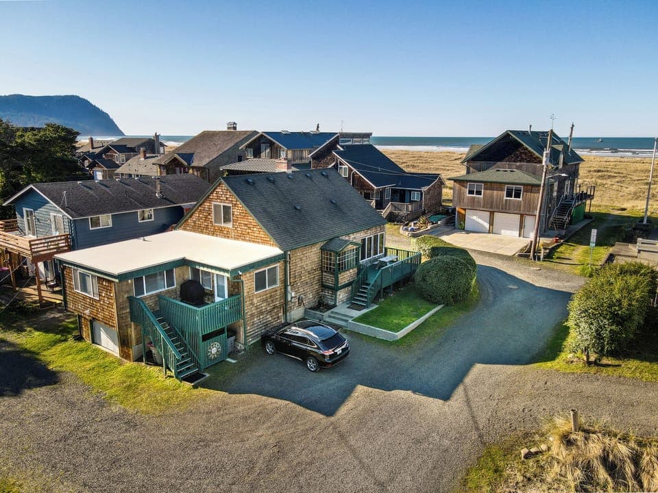 A Loafer's Paradise - Steps to the Beach!!!