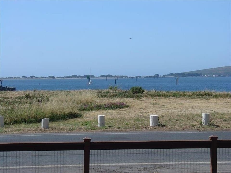 180 feet of picturesque bay view and ship channels. 5mins. drive to beaches