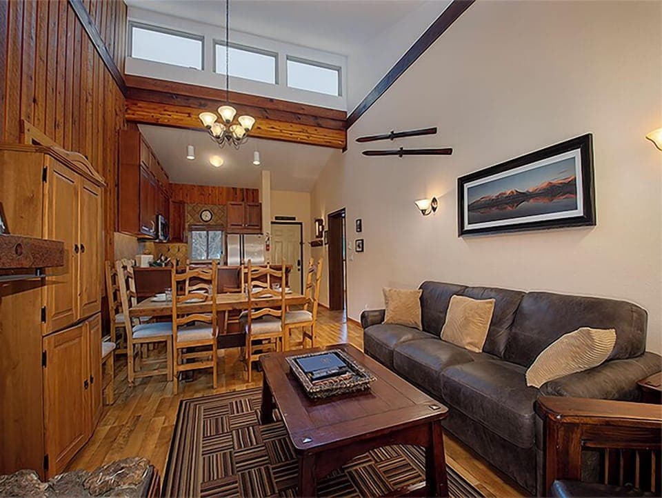 StayWinterPark_BeaverVillage_LivingRoom1_Unit1734