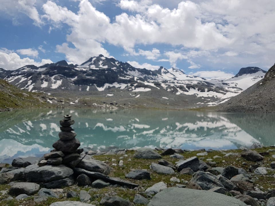 Lake of the desert.
On foot 35 minutes from Cabane St Laurent.
Access by Lake Cleuson.
