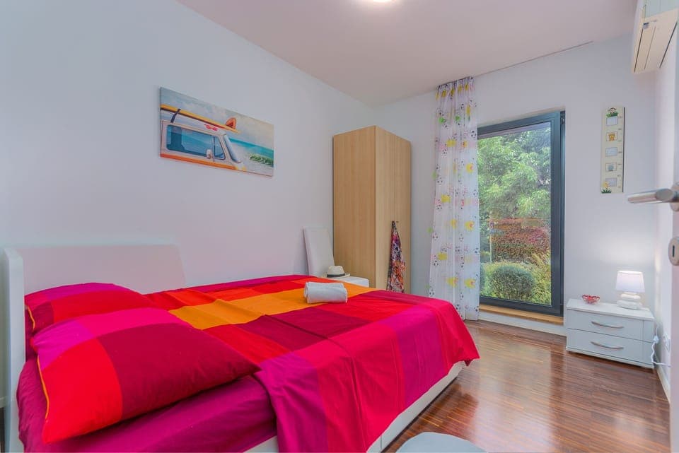 Cozy bedroom with sofa bed for 1 or 2 person. Available Air conditioning.