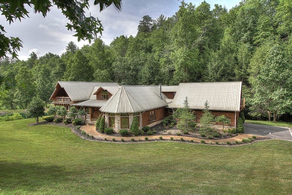 Over 5000 square feet of Family Fun- Large front Yard with Hot tub in Back overlooking a Mountain Stream. CreekSide Lodge in Cedar Falls Resort