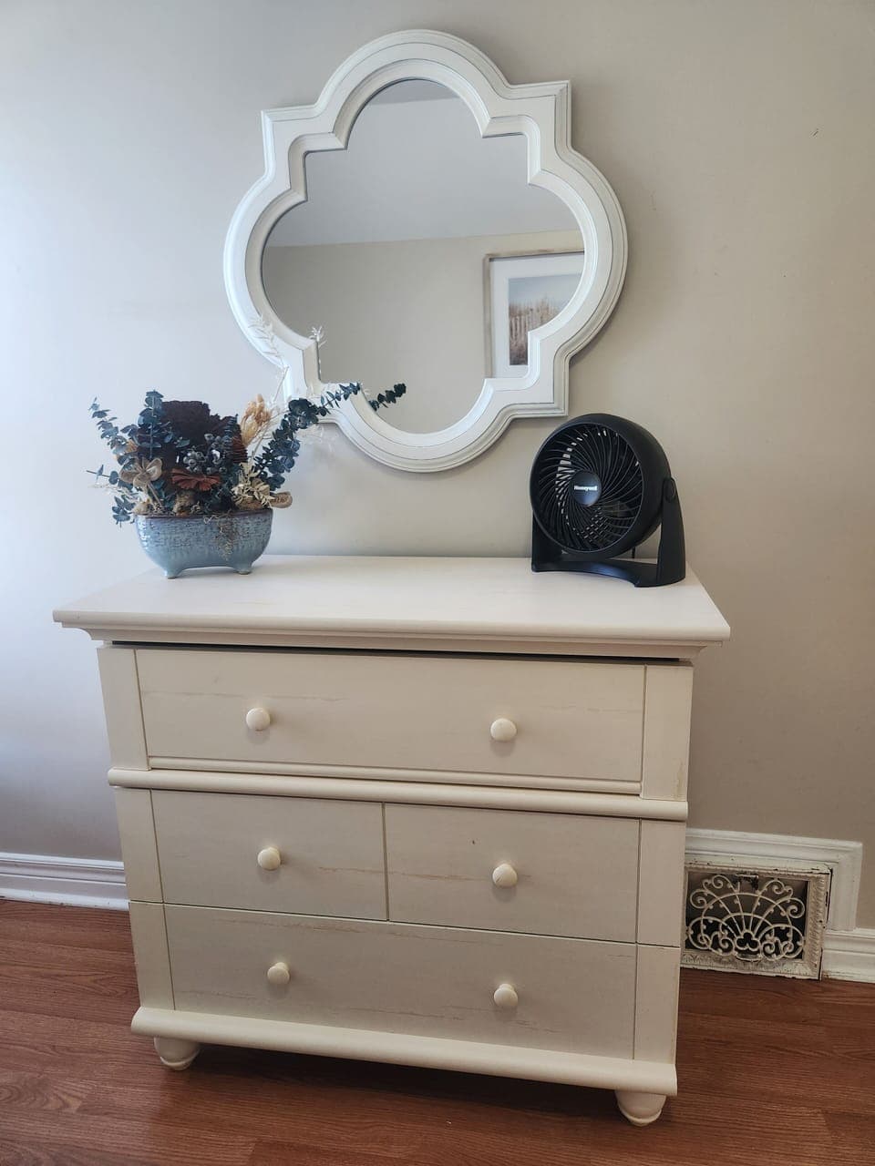 Queen Sized Bedroom - Dresser Storage