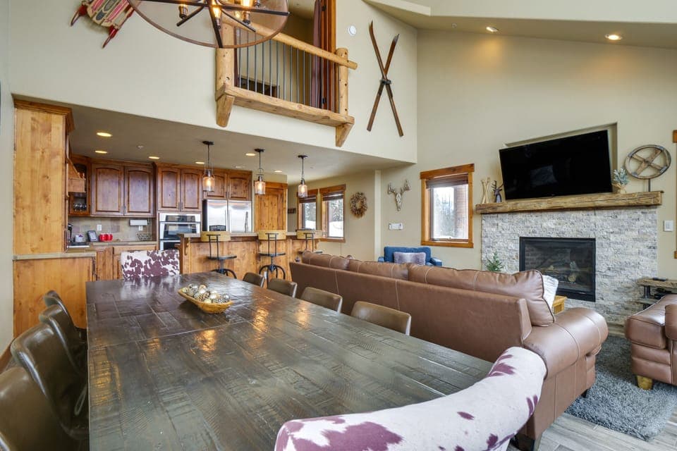 Dining Area | Dishware & Flatware Provided