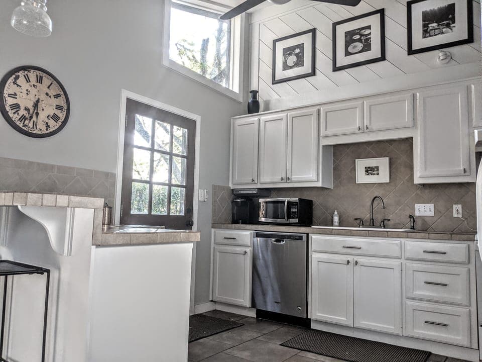 Full kitchen/breakfast bar