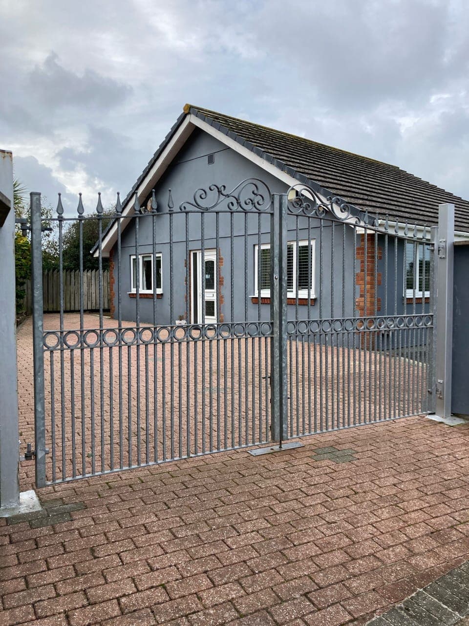 Fully enclosed garden and driveway (parking for 2 large cars)