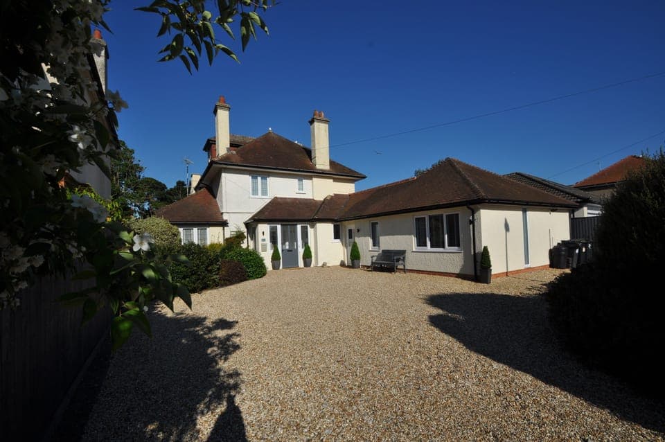 Grand 1930s house completely renovated 7 beds moments from beach