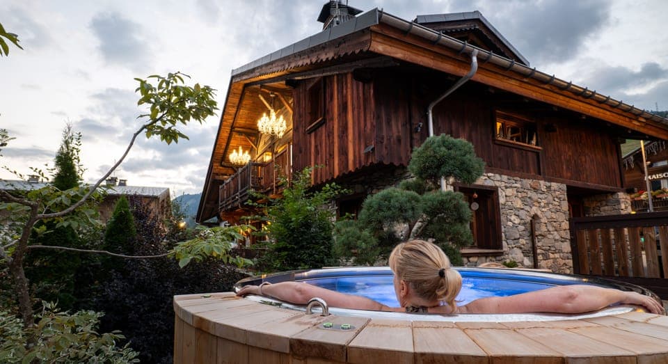 Outdoor spa tub
