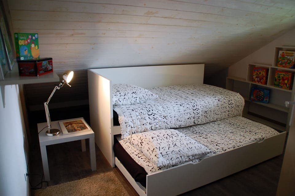 Children's bedroom: 2 single beds and relaxing games