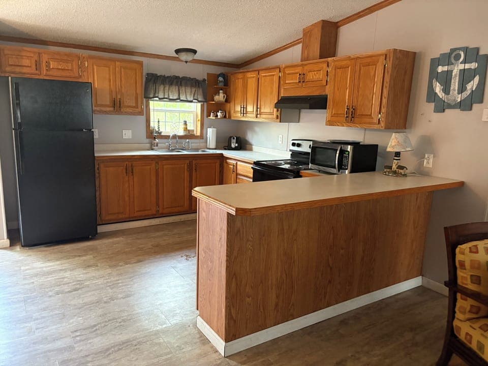 Full kitchen for meal prep 