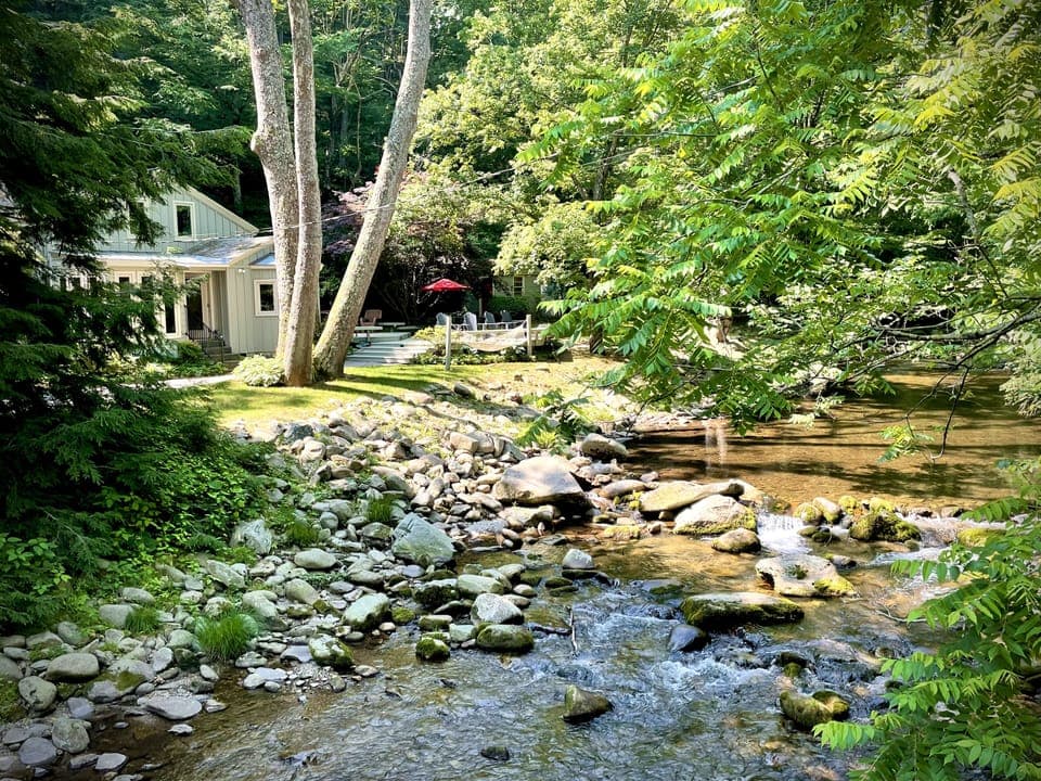 Waterfront cottage on Piney River is clean, bright, shining mountain water.