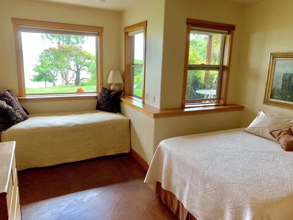 Queen bedroom with long twin bed
