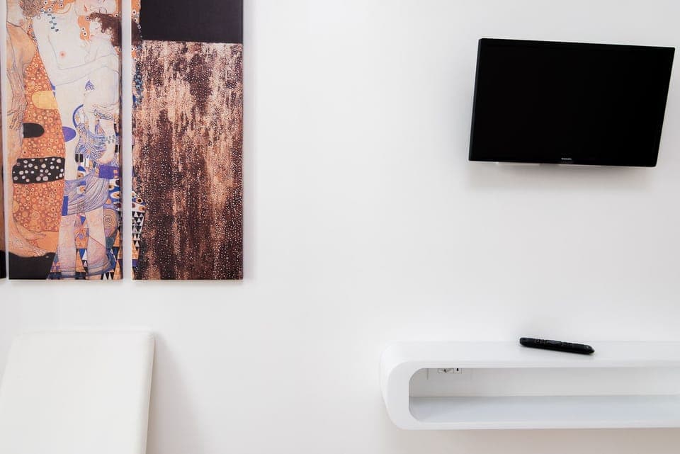 each bedroom has a tv (2nd bedroom)