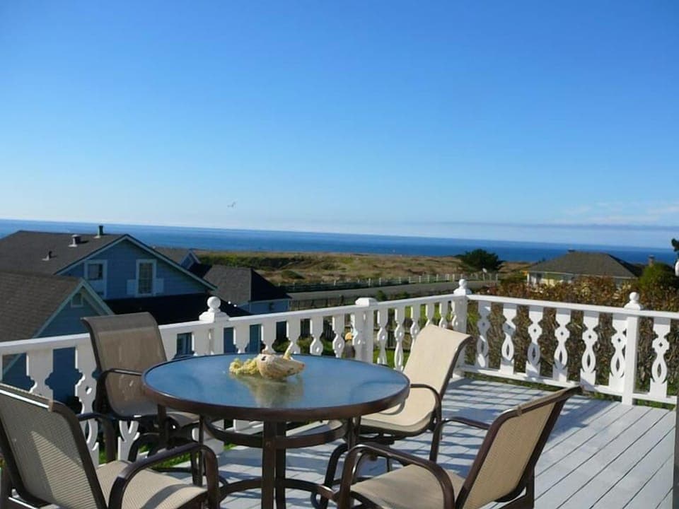 Stunning & epic Mendocino Bay & ocean views from expansive 2nd floor deck!