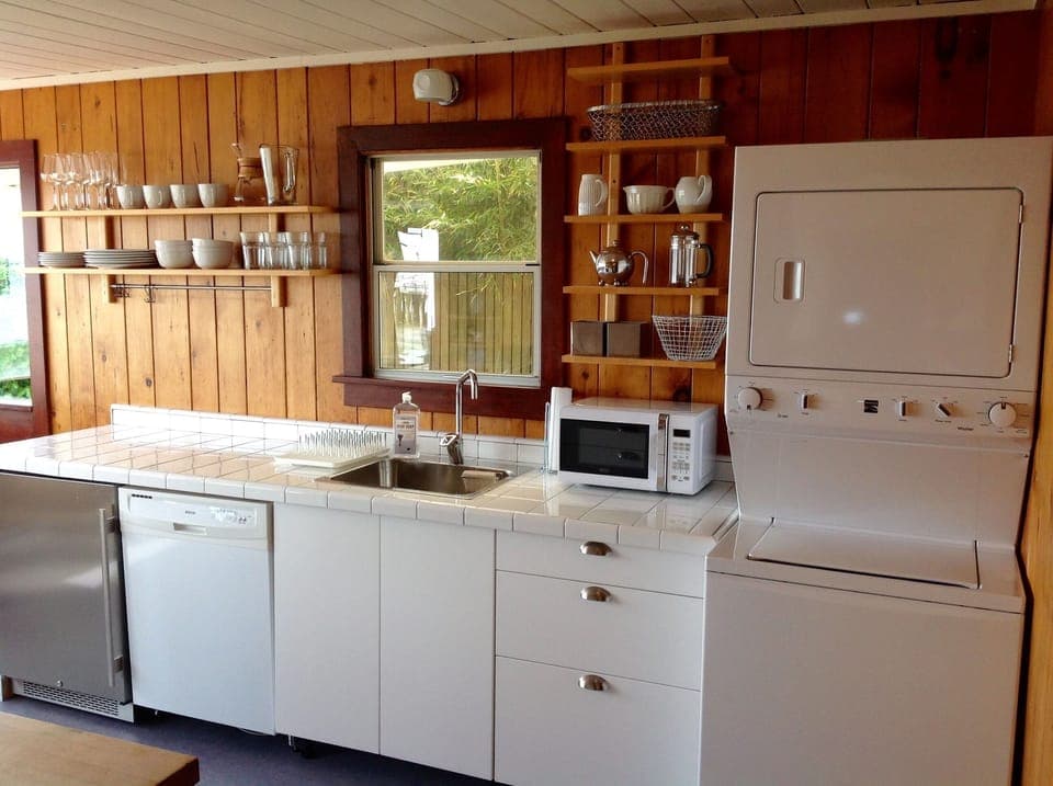 Kitchen with washer/dryer