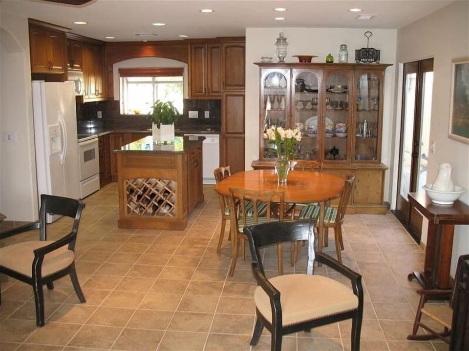 Open Kitchen, Dinning Room and Livingroom Area.