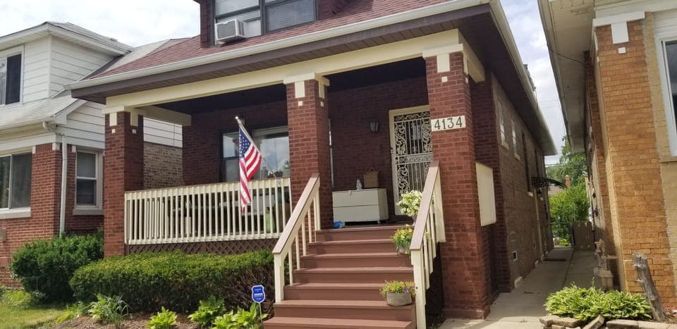 Welcome to Jamie's Place-Chicago. The private second floor apartment awaits you!