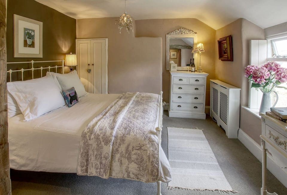 Bay Tree Cottage, Shipton-under-Wychwood:  Pretty bedroom with a king-size bed
