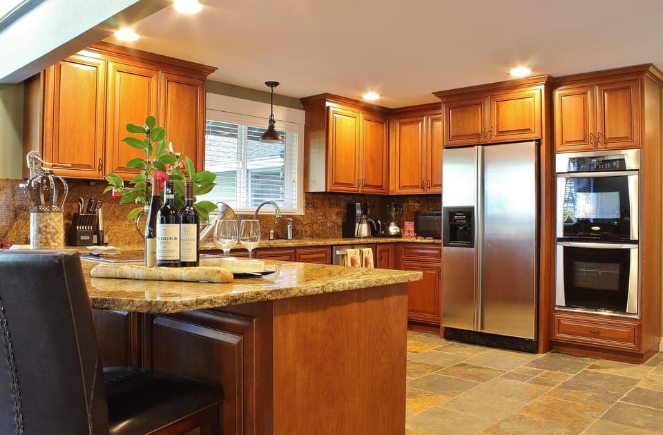 Fully Equipped Kitchen with modern appliances, 2 ovens & dishwasher!