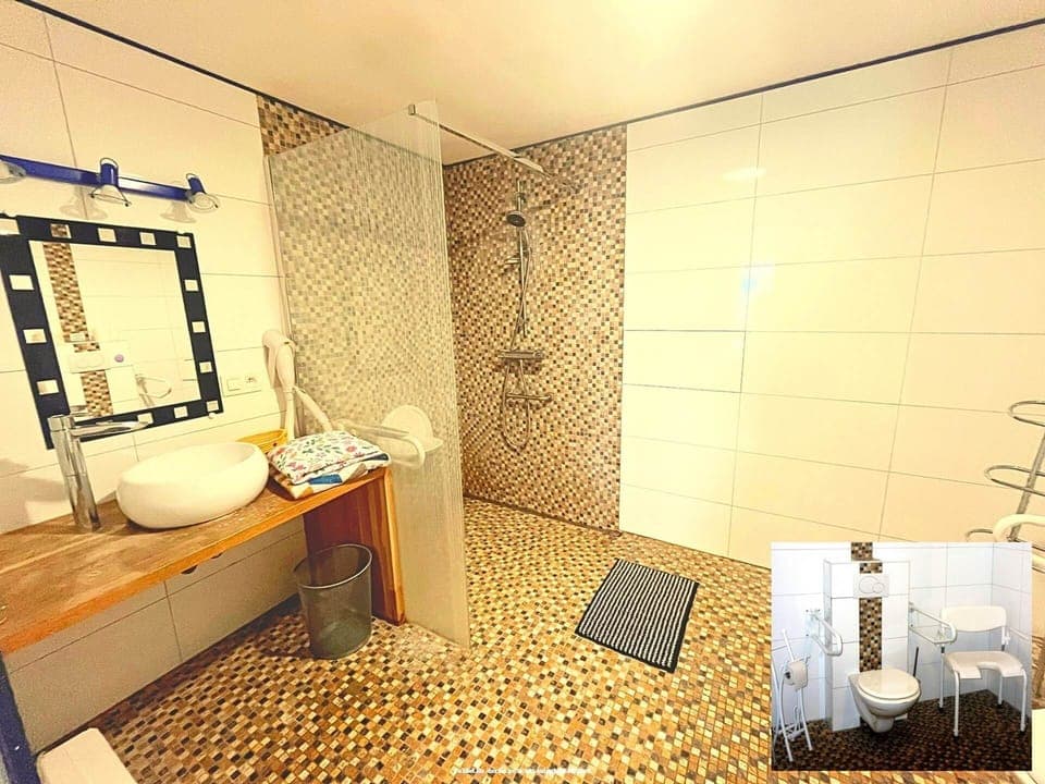 La salle de douche est super équipée pour vous les personnes à mobilité réduite