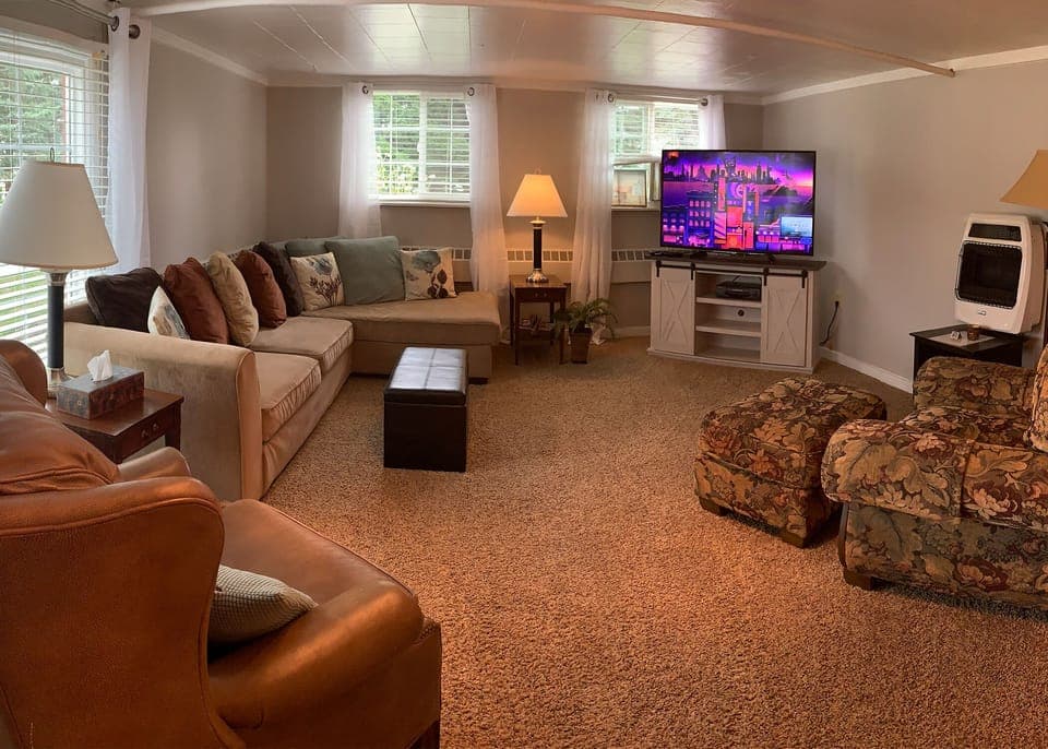 Plenty of seating for your party of 1-6. Open concept living/dining/kitchen.