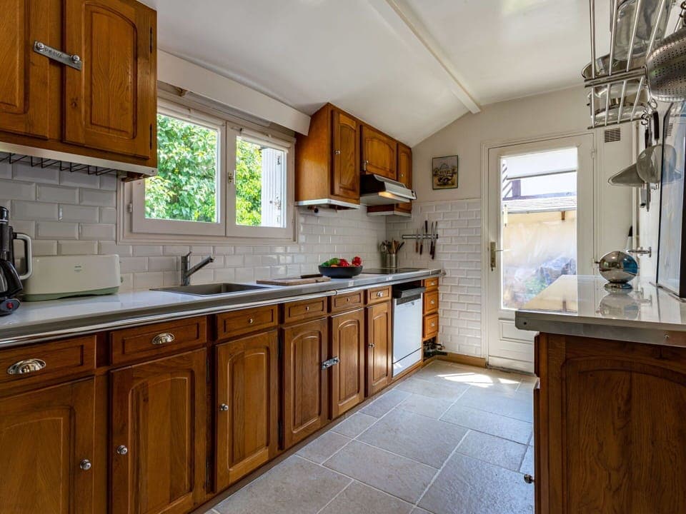 Countertop, Cabinetry, Kitchen Sink, Property, Sink, Tap, Furniture, Plumbing Fixture, Kitchen, Drawer