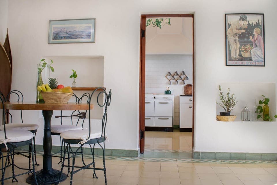 Vista de comedor y entrada de cocina/ View of dining area and kitchen entrance.