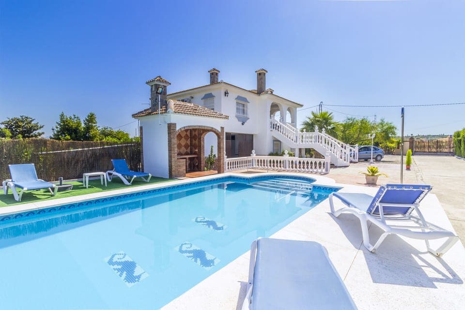 Enjoy the private pool of this luxury estate in Alhaurín el Grande