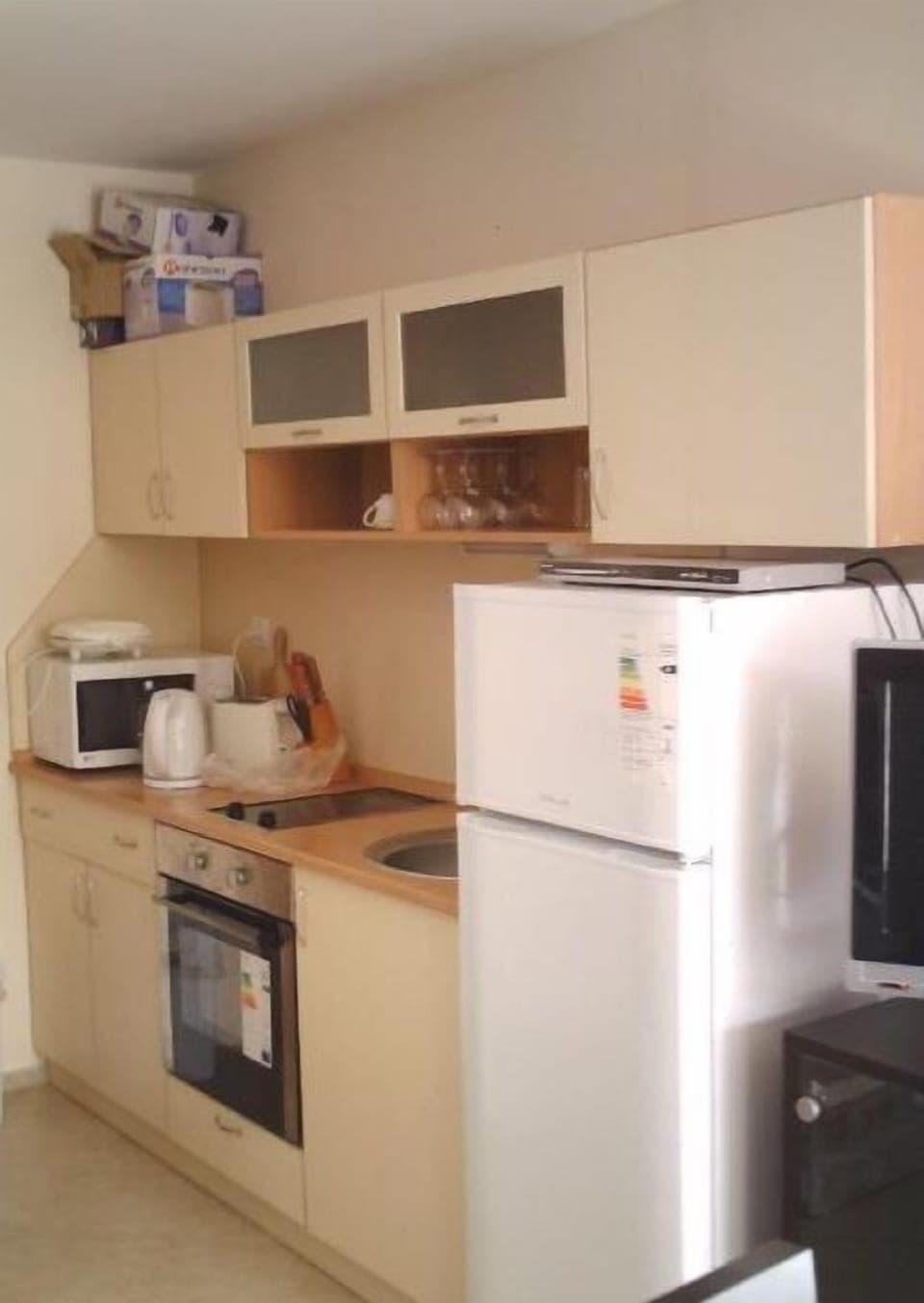 Fully equipped kitchen area
