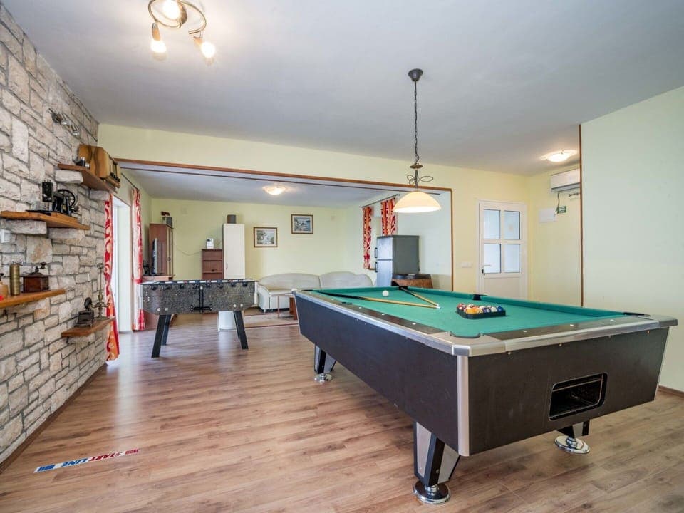 Billiard Room, Recreation Room, Billiard Table, Pool, Room, Games, Indoor Games And Sports, English Billiards, Furniture, Property