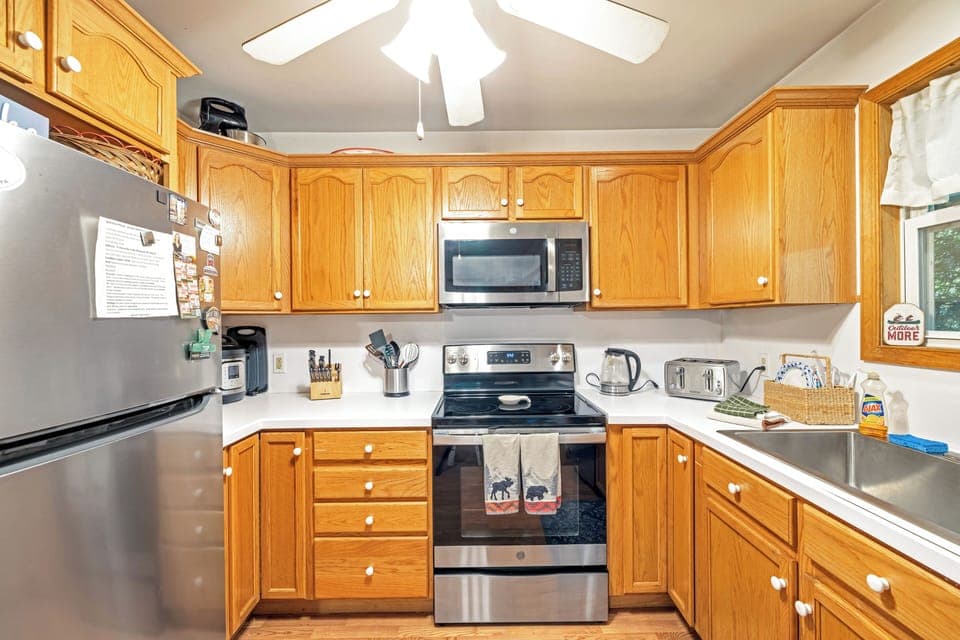 Kitchen, all new appliances.