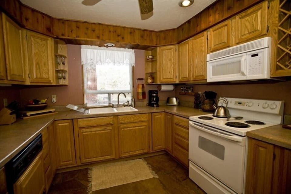 Honey Pine Kitchen,flagstone floor,fine glassware, chef's knives, well eqipped