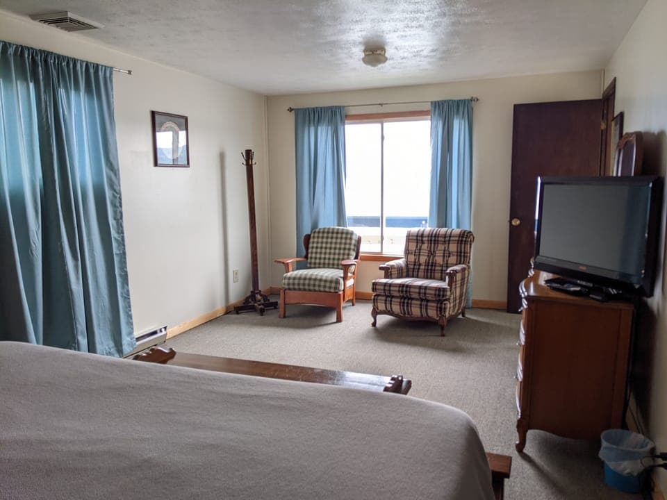 Upstairs Master Bedroom with King Bed and TV