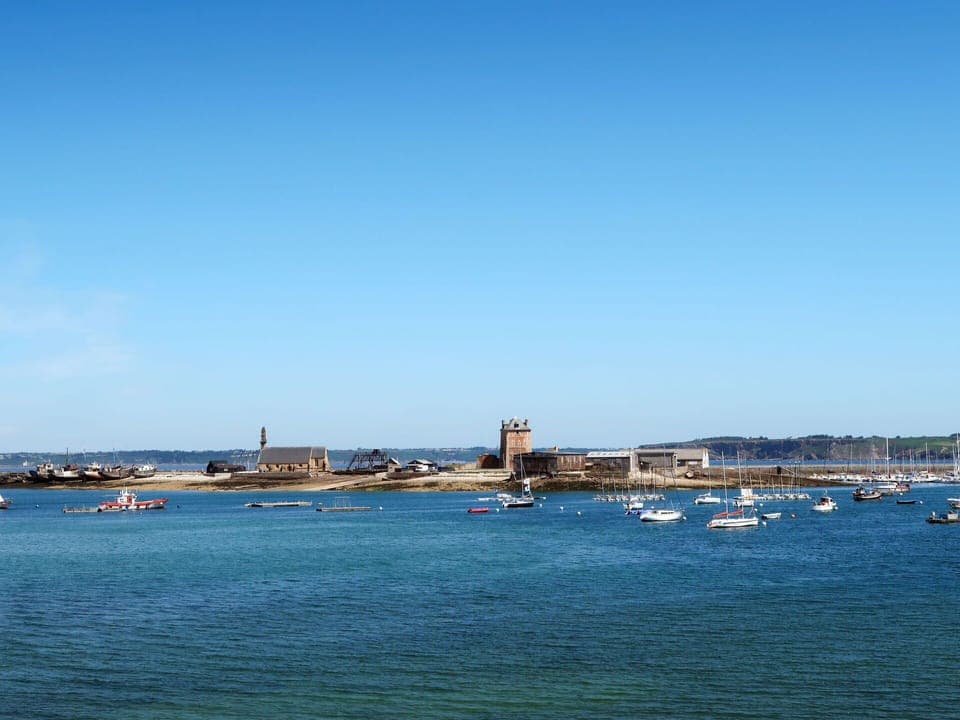 Sky, Building, Plant, Urban Design, Tower Block, Condominium, Real Estate, City, Facade, Commercial Building