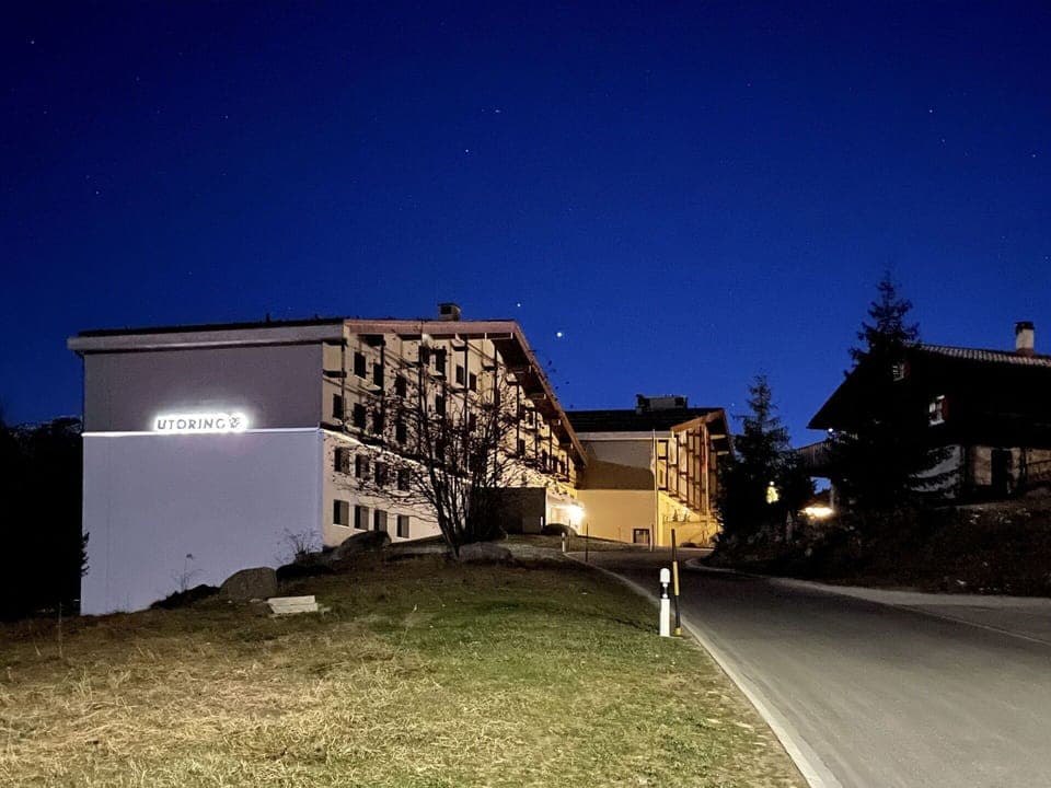 Sky, Plant, Building, Window, Residential Area, Real Estate, Landscape, Cloud, Tints And Shades, House