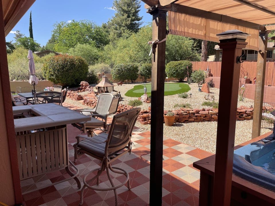 Enjoy out door bar & hot tub.