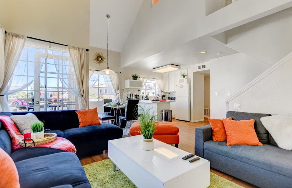 Huge living room, sits very large parties.