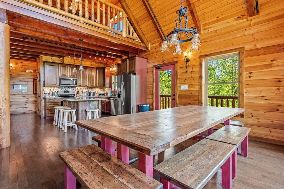Ridge View Lodge - Dining area open to the kitchen