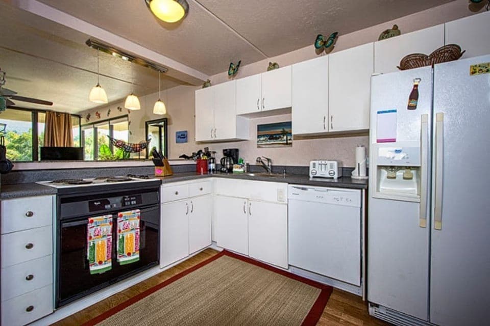 Kitchen has everything needed!