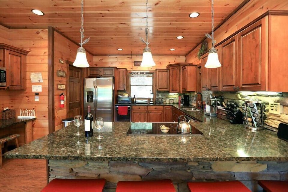 Fully stocked kitchen:  granite, stainless steel, Mr coffee, Keurig, & Cuisinart